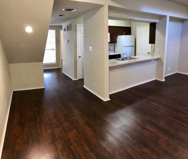Foto del edificio - 6100 Woodlake Pkwy