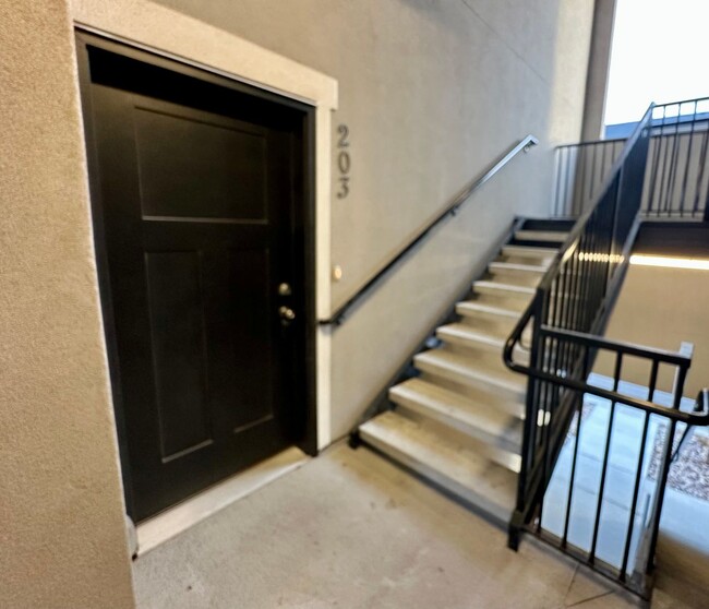 Foto del edificio - Like New 3 Bd 2 Ba Condo With Garage