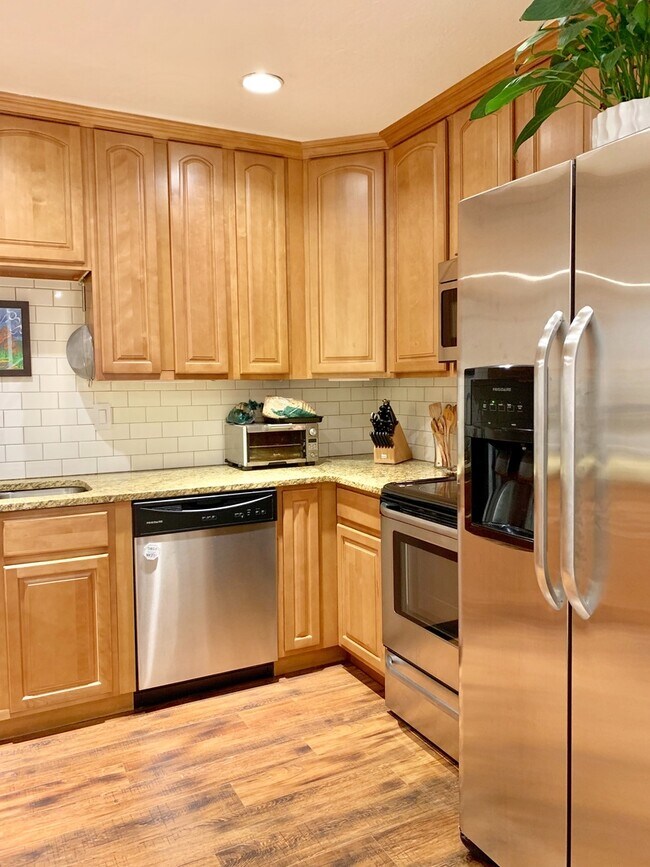 Building Photo - REMODELED TOWNHOUSE with 3 Levels of Livin...
