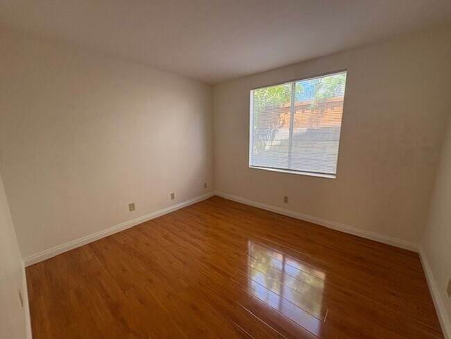 Foto del edificio - 2133 Laurelwood Dr