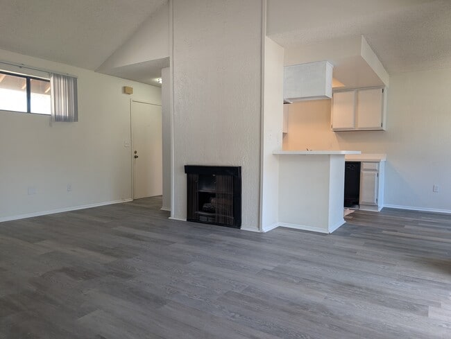 Building Photo - 5166 Dunbar Dr