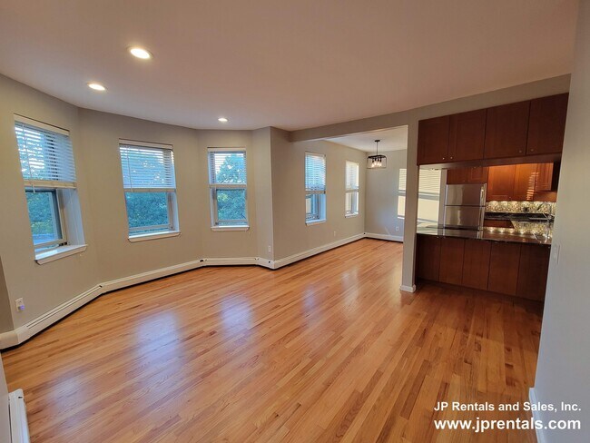 Building Photo - 390 Riverway