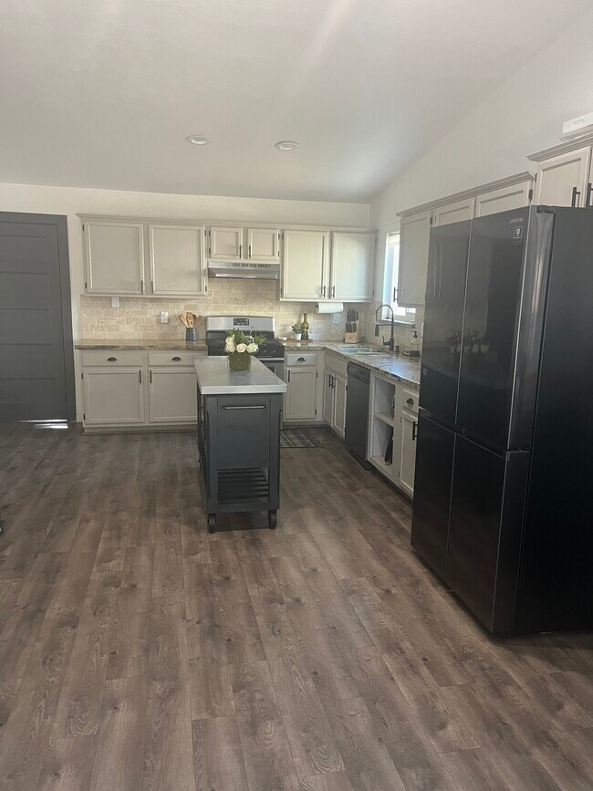 Building Photo - 1140 Jan Ave