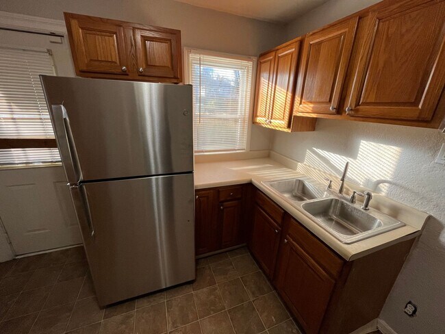 Foto del edificio - 2 Bedroom 1 Bath with Attached Garage MOVE...