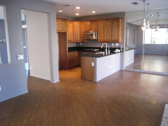 Building Photo - 3 Bedroom, 2.5 Bath Home in Sunset Glen (M...
