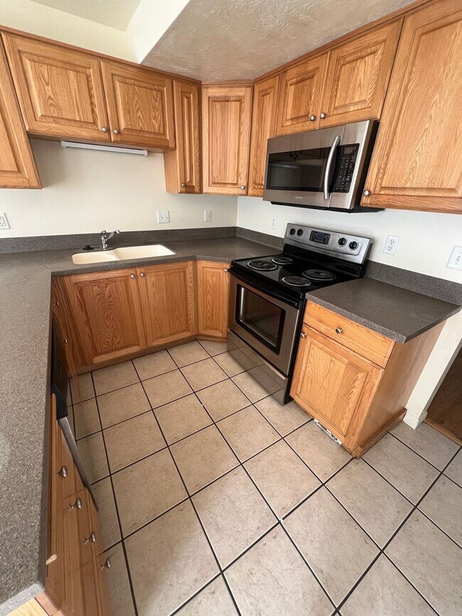 Foto del edificio - Large Three Bed One and a half bathroom with detached garage!