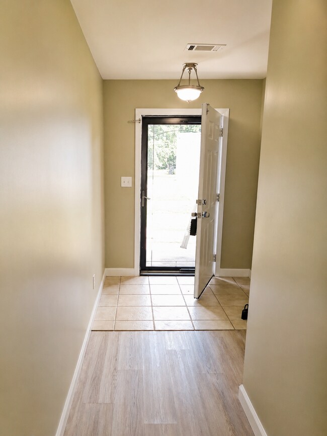 Building Photo - 3bed/2bath Home with fenced yard!  New paint and Flooring