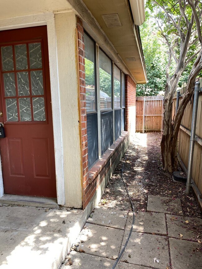 Building Photo - 8701-8703-8703 Holly St