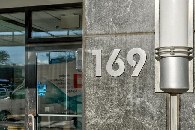 Foto del edificio - 169 Monsignor O'Brien Hwy