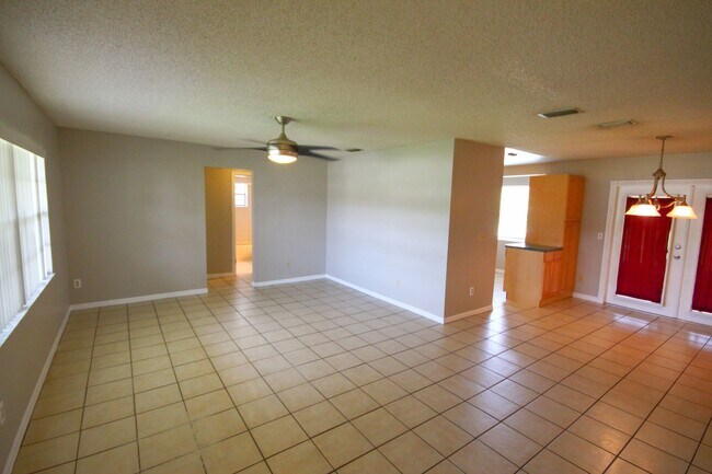 Building Photo - Lovely 3 Bedroom, 2 Bathroom Home in Deltona!!