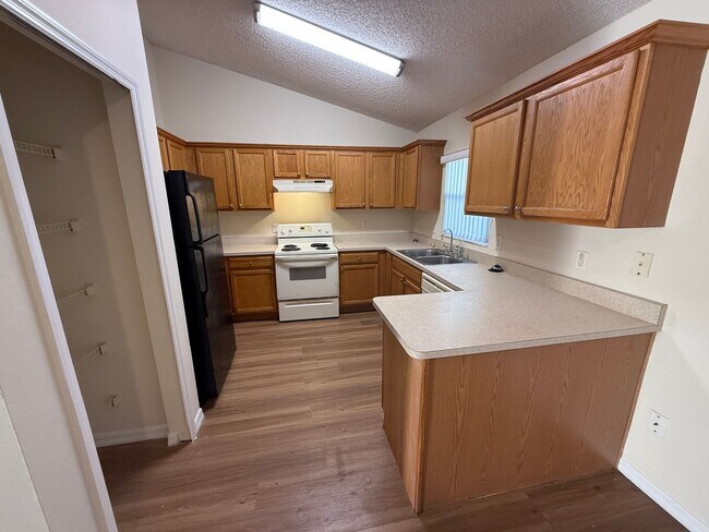 Foto del edificio - DELTONA: 3 bed/2 bath, Single Family Home AVAILABLE NOW!
