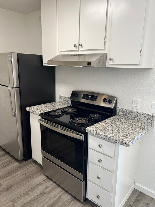 Cocina parcialmente reformada - Pine Manor Apartments