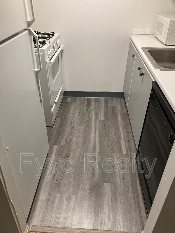 Building Photo - 1300 Army Navy Dr
