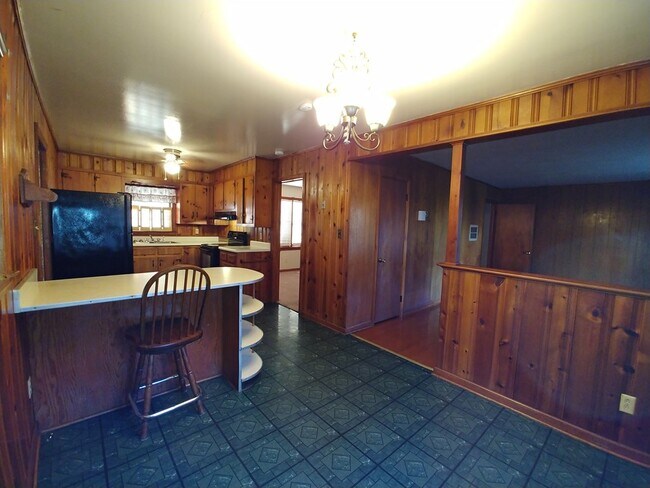 Building Photo - 831 S Shadowlawn Dr