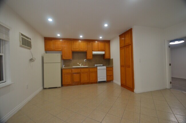 Foto del edificio - 19201 Strathern St