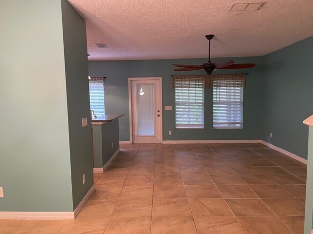 Sala de estar con acceso al porche. - 9710 Tiramasu Trail