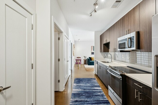 Experimente la armonía del estilo y la funcionalidad en este diseño de cocina contemporáneo. - Melrose Apartments