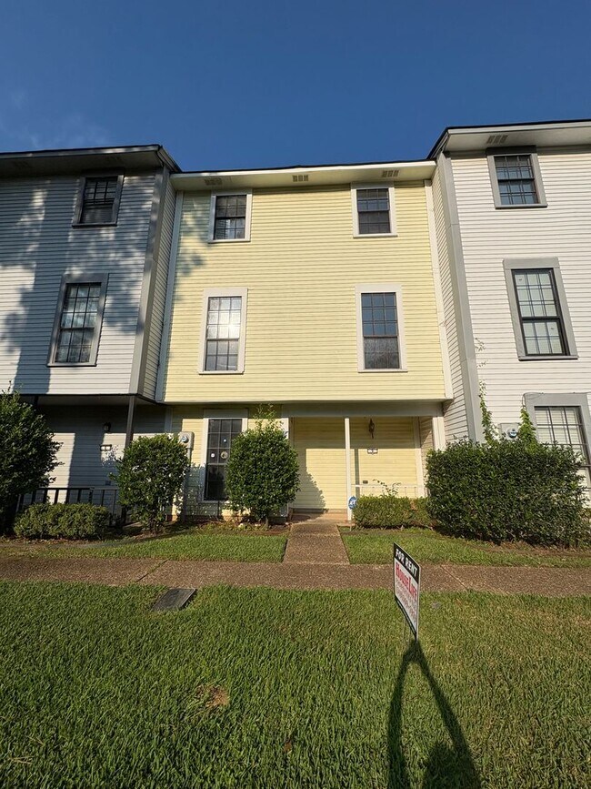 Foto del edificio - Huge 2 bedroom/2.5 bathroom Townhouse with...