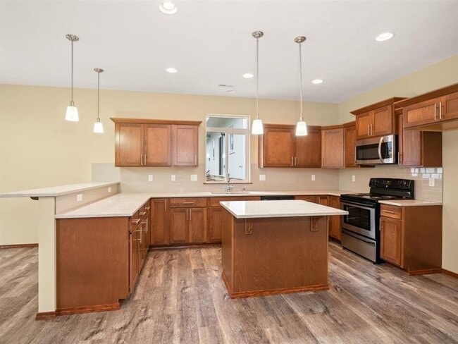 Building Photo - ***COMING SOON 11/2025*** Welcome Home to this 3 bedroom 2 bath