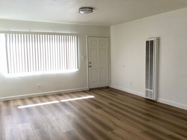 Foto del edificio - 2BD 1BA Apt Next to USD - Spacious Upstairs Unit, Pet Friendly, 1 Parking Space, No Carpet