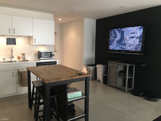 Building Photo - 2 br, 2.5 bath Condo - 2400 Corinth Avenue 22