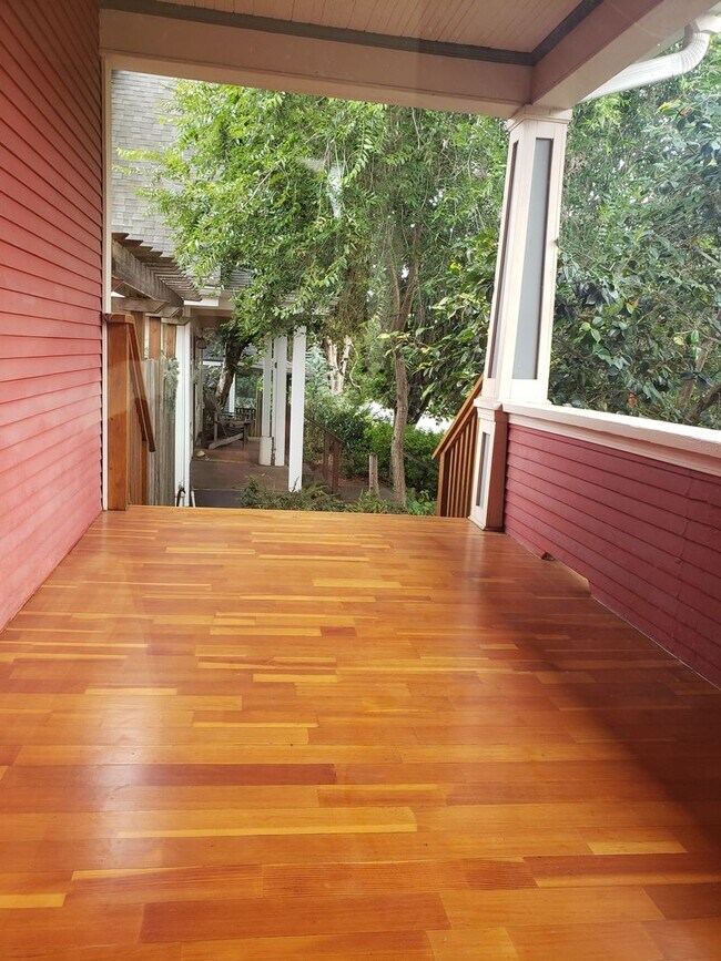 Foto del edificio - 4512 N Commercial Ave