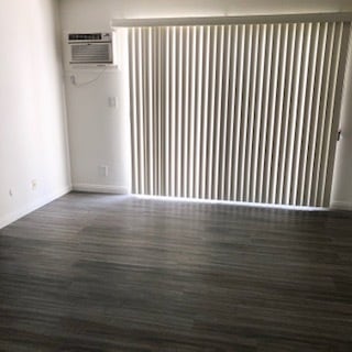 living room - 440 Hayworth N Ave