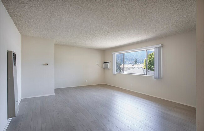 Building Photo - 2335 Florencita Ave