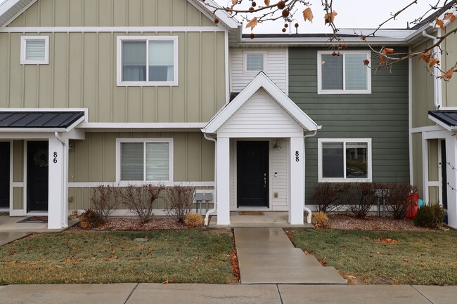Building Photo - Pet Friendly Legacy Farms Townhome