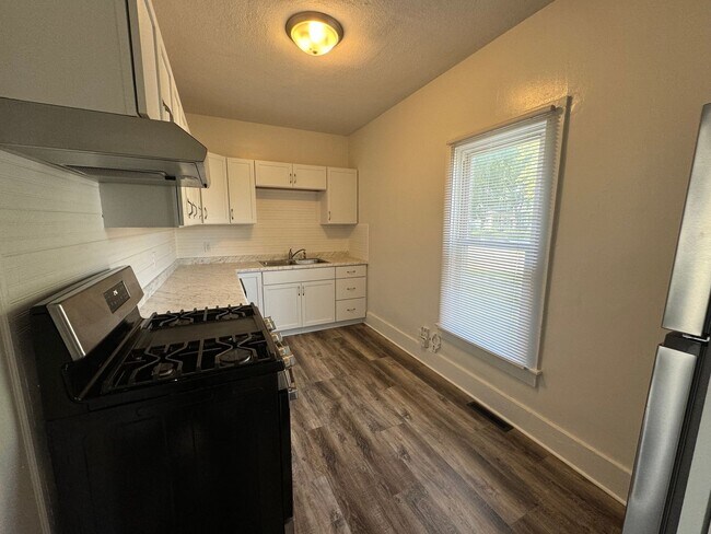 Building Photo - Newly Remodeled 2-Bed, 1-Bath Home in Hami...