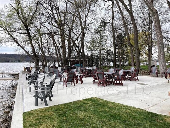 Building Photo - 5118 E Lake Rd