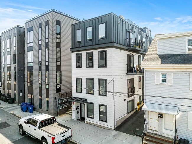 Building Photo - 97 Condor St