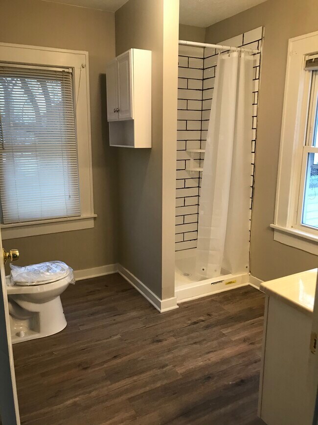 shower - 609 W Lake Ave