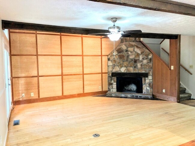 Building Photo - 3 bedroom 2.5 bathroom Home Near UGA and on the UGA Busline!
