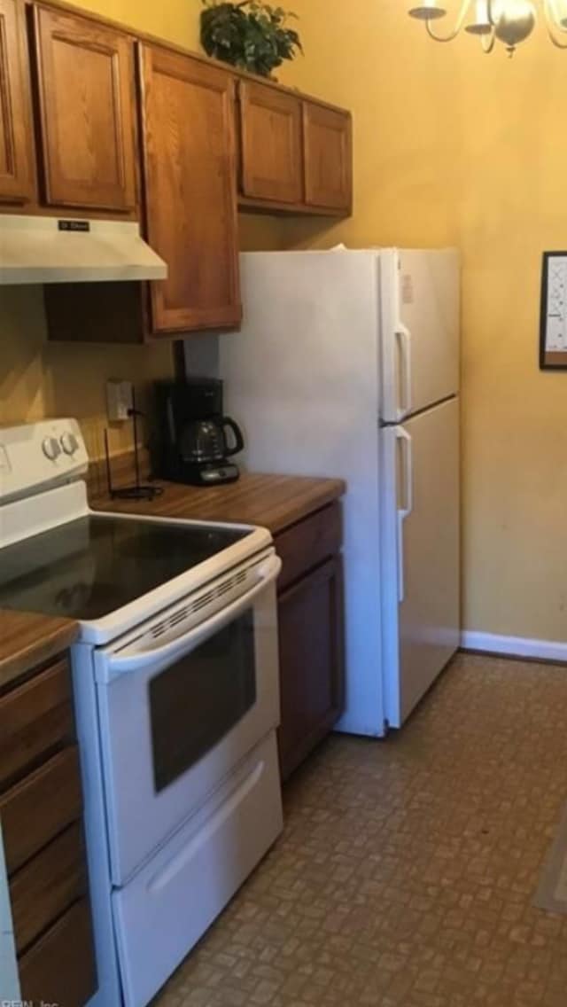 Kitchen - 324 Cobblewood Arch