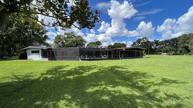 Foto del edificio - 1511 S John Young Pkwy