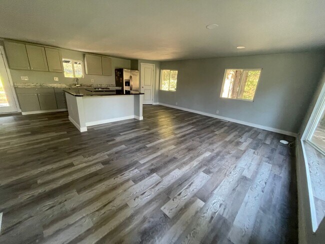 Foto del edificio - Spacious 3-Bed + Flex Room on Private Fenced 2 Acres, Huge Shop