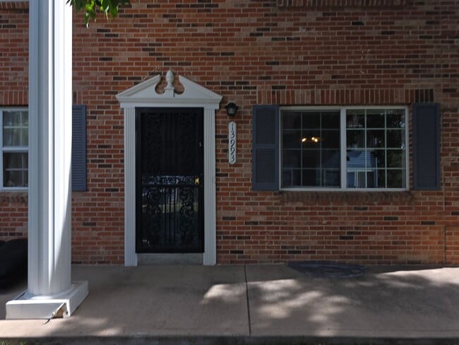 Building Photo - Great 3 Bedroom Townhouse In Aurora!