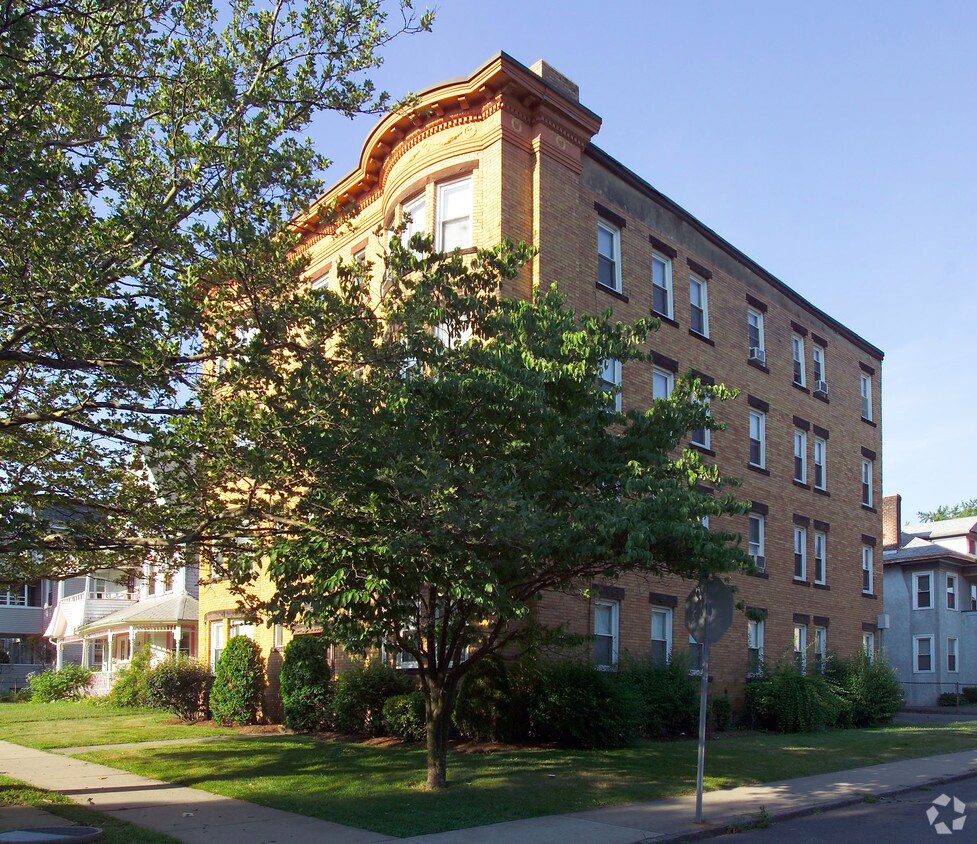 Foto del edificio - 242 Fort Pleasant Ave