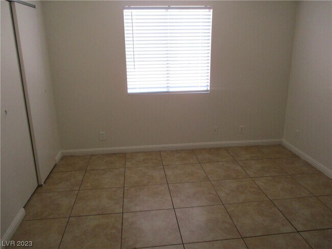 Building Photo - 4570 Carriage Park Dr
