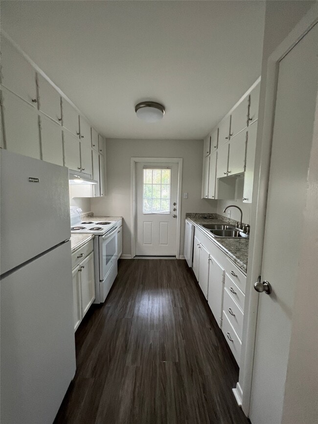 Building Photo - 500 Willow Dr