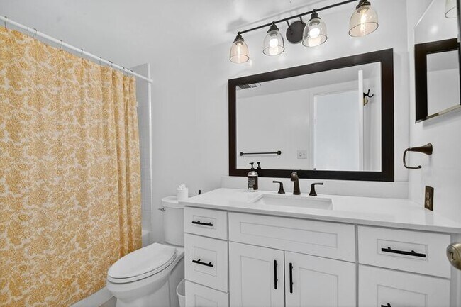 Building Photo - 1000 Lowry St