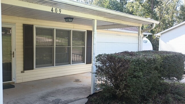 Building Photo - 409 Pascal Dr
