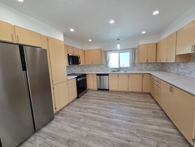 Building Photo - Secluded & Super Clean!