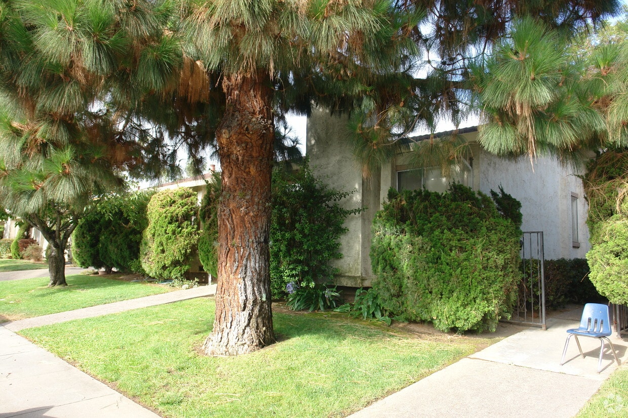 Building Photo - 1525 Moorpark Ave
