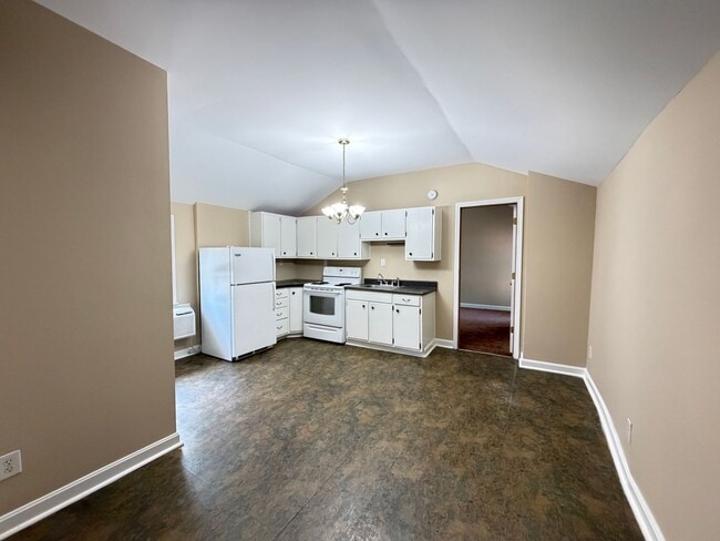 Building Photo - 538 Lilly Ave