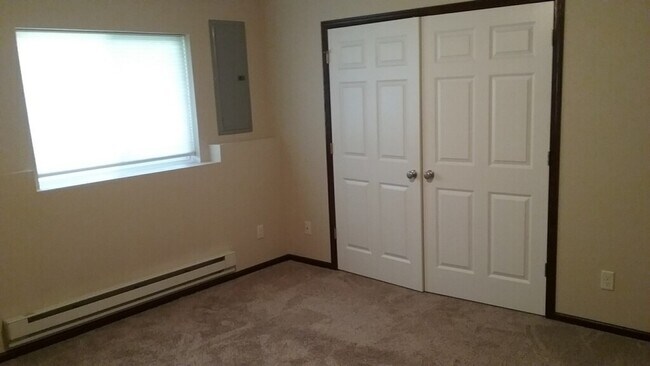 Building Photo - Spacious 2 bedroom Twin home