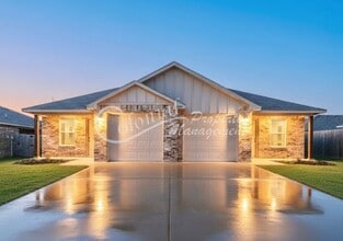 Building Photo - 3208 Stonewall Dr