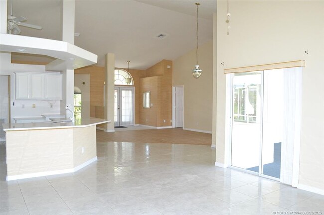 Building Photo - 347 SW Panther Trce