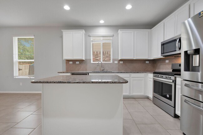 Building Photo - Charming 3 Bedroom 2 Bathroom + Office Hom...